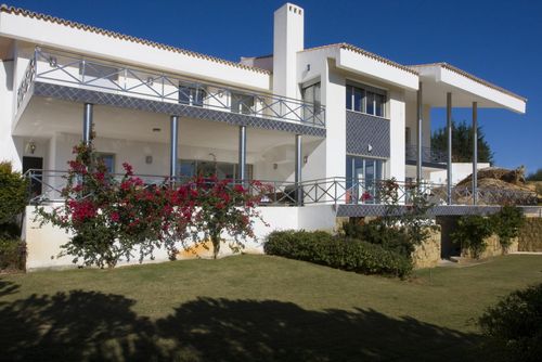 Modern 6 bedroom Villa Fab Sea Views and close to Almenara Modern luxury villa in Sotogrande, Costa del Sol, Spain with private pool for 12 persons. The villa is situated in a coastal, hilly, wooded, and residential area, close to a golf course and 7 km from Pueblo Nuevo de Guadiaro....