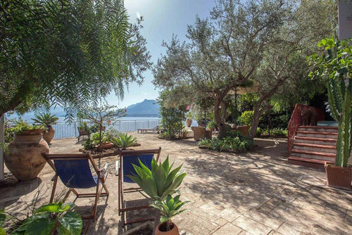 Villa Calipso 6p Villa in Solanto-Santa Flavia, Sicily, Italy for 7 persons. The house is situated in a residential beach area, close to restaurants and bars and 25 m from Rocky Beach....