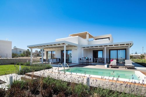 Villa San Lorenzo Lavanda Villa mit privatem Pool in Marzamemi, Sizilien, Italien für 8 Personen. Das Ferienhaus befindet sich in einer Wohngegend am Strand, 500 m vom Strand San Lorenzo, 3 km von Marzamemi und 100 m von einem Kieselstrand entfernt....