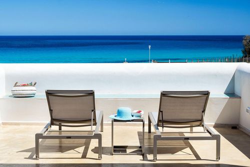 Villa San Lorenzo Lavanda Villa mit privatem Pool in Marzamemi, Sizilien, Italien für 8 Personen. Das Ferienhaus befindet sich in einer Wohngegend am Strand, 500 m vom Strand San Lorenzo, 3 km von Marzamemi und 100 m von einem Kieselstrand entfernt....
