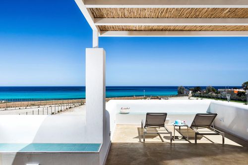 Villa San Lorenzo Lavanda Villa mit privatem Pool in Marzamemi, Sizilien, Italien für 8 Personen. Das Ferienhaus befindet sich in einer Wohngegend am Strand, 500 m vom Strand San Lorenzo, 3 km von Marzamemi und 100 m von einem Kieselstrand entfernt....