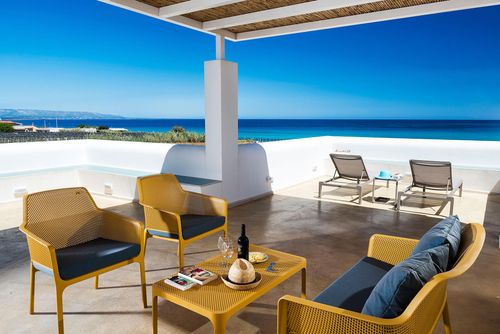 Villa San Lorenzo Lavanda Villa mit privatem Pool in Marzamemi, Sizilien, Italien für 8 Personen. Das Ferienhaus befindet sich in einer Wohngegend am Strand, 500 m vom Strand San Lorenzo, 3 km von Marzamemi und 100 m von einem Kieselstrand entfernt....