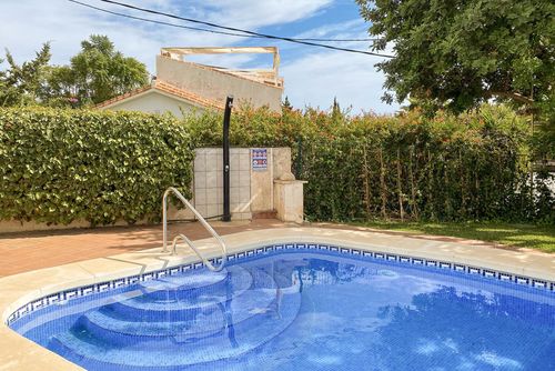 Casa Elena Winter Amplia y cómoda villa con piscina privada en Fuengirola, Andalucía, España para 8 personas. La casa está ubicada en una zona residencial costera y montañosa, a 2 km de la playa de Playa Carvajal y a 10 km de Benalmádena....