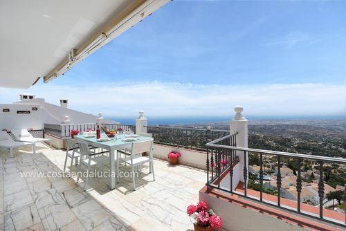Mirador de Mijas winter Geräumiges und komfortables Ferienhaus mit Gemeinschaftspool in Mijas, Andalusien, Spanien für 6 Personen. Das Haus befindet sich in einem Wohngebiet in den Bergen und liegt in der Nähe von Restaurants und Bars....