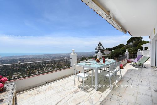 Mirador de Mijas winter Geräumiges und komfortables Ferienhaus mit Gemeinschaftspool in Mijas, Andalusien, Spanien für 6 Personen. Das Haus befindet sich in einem Wohngebiet in den Bergen und liegt in der Nähe von Restaurants und Bars....