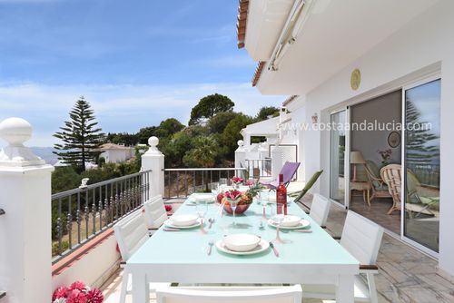 Mirador de Mijas winter Amplia y cómoda casa de vacaciones con piscina comunitaria en Mijas, Andalucía, España, para 6 personas. La casa se encuentra en una zona residencial y montañosa, y está cerca de restaurantes y bares....
