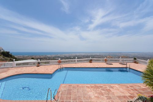 Mirador de Mijas winter Geräumiges und komfortables Ferienhaus mit Gemeinschaftspool in Mijas, Andalusien, Spanien für 6 Personen. Das Haus befindet sich in einem Wohngebiet in den Bergen und liegt in der Nähe von Restaurants und Bars....