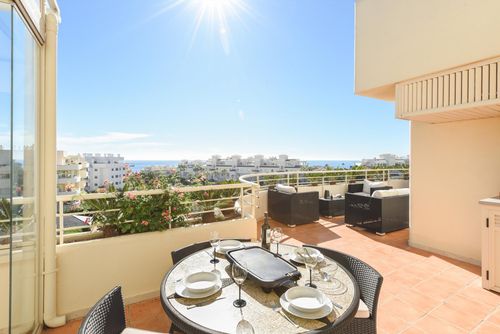 Myramar Penthouse 528 winter Apartamento moderno y confortable con piscina comunitaria en Mijas Costa, Andalucía, España, para 2 personas. El apartamento se encuentra en un complejo, cerca de restaurantes, bares y supermercados, a 500 m de la playa de El Faro, a 5 km de Fuengirola y a 0....