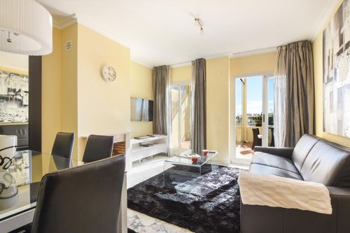 Myramar Penthouse 528 winter Modern en comfortabel appartement met gemeenschappelijk zwembad in Mijas Costa, Andalusië, Spanje voor 2 personen. Het appartement bevindt zich in een resort, dichtbij restaurants, bars en supermarkten, 500 m van El Faro Beach, 5 km van Fuengirola en 0,5 km van de Middellandse Zee....
