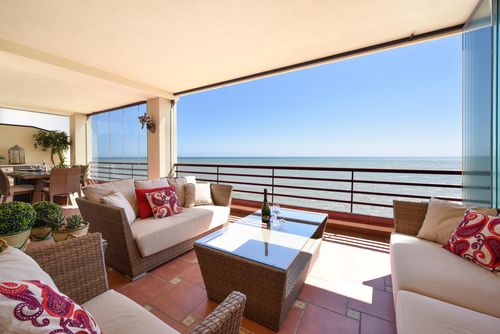 Puerta Del Mar 42 long stays Wunderschöne und fröhliche Wohnung mit Gemeinschaftspool in Benalmádena, Andalusien, Spanien für 4 Personen. Die Wohnung befindet sich in einem Strandresort, in einem Wohngebiet am Strand, 25 Meter vom Playa Las Yucas Strand und 25 Meter vom Mittelmeer entfernt....