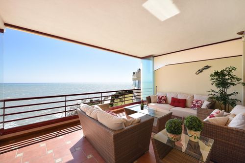 Puerta Del Mar 42 long stays Wunderschöne und fröhliche Wohnung mit Gemeinschaftspool in Benalmádena, Andalusien, Spanien für 4 Personen. Die Wohnung befindet sich in einem Strandresort, in einem Wohngebiet am Strand, 25 Meter vom Playa Las Yucas Strand und 25 Meter vom Mittelmeer entfernt....