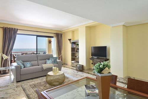 Puerta Del Mar 42 long stays Prachtig en vrolijk appartement met een gemeenschappelijk zwembad in Benalmádena, Andalusië, Spanje voor 4 personen. Het appartement ligt in een strandresort, in een woonwijk aan het strand, op 25 meter van Playa Las Yucas en 25 meter van de Middellandse Zee....