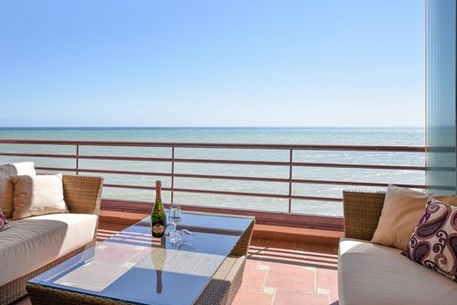 Puerta Del Mar 42 long stays Wunderschöne und fröhliche Wohnung mit Gemeinschaftspool in Benalmádena, Andalusien, Spanien für 4 Personen. Die Wohnung befindet sich in einem Strandresort, in einem Wohngebiet am Strand, 25 Meter vom Playa Las Yucas Strand und 25 Meter vom Mittelmeer entfernt....