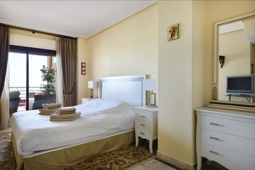 Puerta Del Mar 42 long stays Wunderschöne und fröhliche Wohnung mit Gemeinschaftspool in Benalmádena, Andalusien, Spanien für 4 Personen. Die Wohnung befindet sich in einem Strandresort, in einem Wohngebiet am Strand, 25 Meter vom Playa Las Yucas Strand und 25 Meter vom Mittelmeer entfernt....