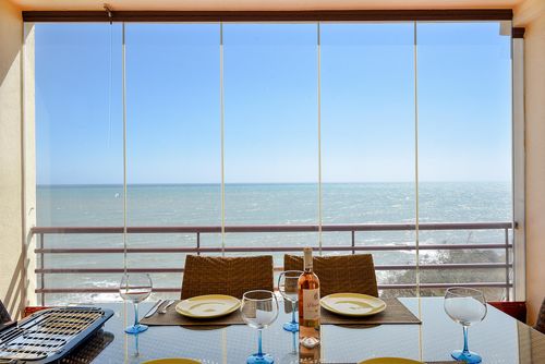 Puerta Del Mar 42 long stays Wunderschöne und fröhliche Wohnung mit Gemeinschaftspool in Benalmádena, Andalusien, Spanien für 4 Personen. Die Wohnung befindet sich in einem Strandresort, in einem Wohngebiet am Strand, 25 Meter vom Playa Las Yucas Strand und 25 Meter vom Mittelmeer entfernt....