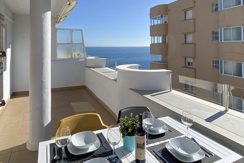 La Duquesa Penthouse winter Amplio y cómodo ático con piscina comunitaria en Fuengirola, Andalucía, España para 6 personas. La casa está situada en una zona urbana de playa, cerca de restaurantes y bares, tiendas y supermercados, a 50 m de la playa Playa del Castillo y a 0....