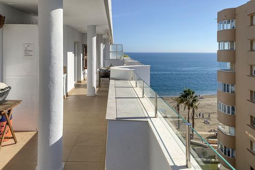 La Duquesa Penthouse winter Amplio y cómodo ático con piscina comunitaria en Fuengirola, Andalucía, España para 6 personas. La casa está situada en una zona urbana de playa, cerca de restaurantes y bares, tiendas y supermercados, a 50 m de la playa Playa del Castillo y a 0....