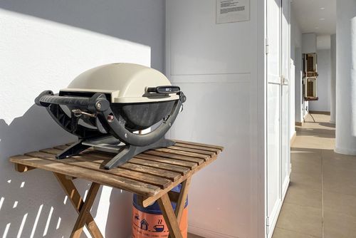 La Duquesa Penthouse winter Amplio y cómodo ático con piscina comunitaria en Fuengirola, Andalucía, España para 6 personas. La casa está situada en una zona urbana de playa, cerca de restaurantes y bares, tiendas y supermercados, a 50 m de la playa Playa del Castillo y a 0....