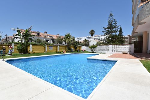 La Duquesa Penthouse winter Amplio y cómodo ático con piscina comunitaria en Fuengirola, Andalucía, España para 6 personas. La casa está situada en una zona urbana de playa, cerca de restaurantes y bares, tiendas y supermercados, a 50 m de la playa Playa del Castillo y a 0....