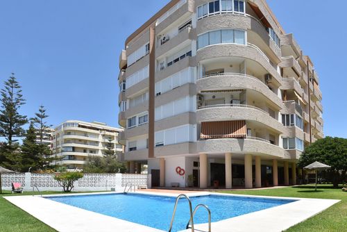 La Duquesa Penthouse winter Geräumiges und komfortables Penthouse mit Gemeinschaftspool in Fuengirola, Andalusien, Spanien für 6 Personen. Das Haus befindet sich in einem urbanen Strandgebiet, in der Nähe von Restaurants und Bars, Geschäften und Supermärkten, 50 m vom Playa del Castillo Strand und 0,05 km vom Mittelmeer entfernt....