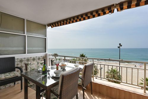Evamar winter Schönes und komfortables Apartment in Fuengirola, Andalusien, Spanien für 6 Personen. Das Apartment befindet sich in einer urbanen Strandgegend, in der Nähe von Restaurants, Bars und Supermärkten, nur 50 m vom Playa de los Boliches Strand und 0,05 km vom Mittelmeer entfernt....