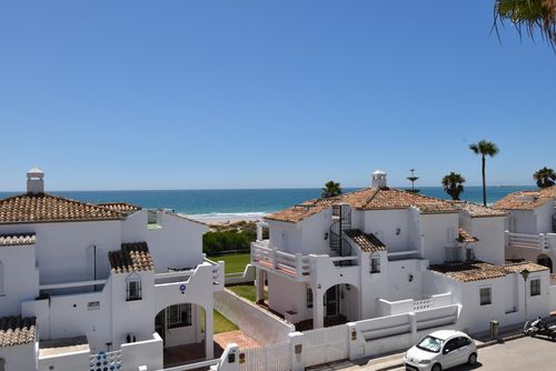 Barbara Schönes und komfortables Haus in Chiclana de la Frontera, Costa de la Luz, Spanien, mit einem Gemeinschaftspool für 5 Personen. Das Haus befindet sich in einem Wohngebiet am Strand, in der Nähe von Restaurants und Bars, Geschäften und Supermärkten und nur 50 m vom Strand La Barrosa entfernt....