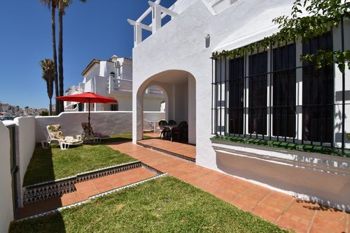 Barbara Schönes und komfortables Haus in Chiclana de la Frontera, Costa de la Luz, Spanien, mit einem Gemeinschaftspool für 5 Personen. Das Haus befindet sich in einem Wohngebiet am Strand, in der Nähe von Restaurants und Bars, Geschäften und Supermärkten und nur 50 m vom Strand La Barrosa entfernt....