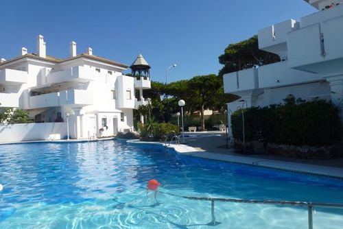 Barbara Schönes und komfortables Haus in Chiclana de la Frontera, Costa de la Luz, Spanien, mit einem Gemeinschaftspool für 5 Personen. Das Haus befindet sich in einem Wohngebiet am Strand, in der Nähe von Restaurants und Bars, Geschäften und Supermärkten und nur 50 m vom Strand La Barrosa entfernt....
