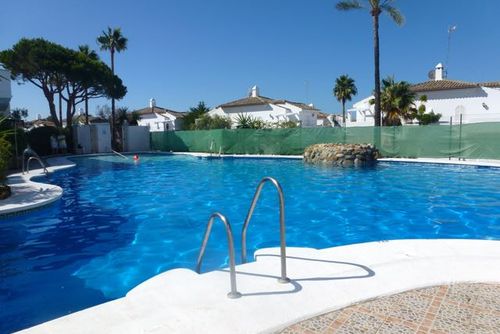 Barbara Schönes und komfortables Haus in Chiclana de la Frontera, Costa de la Luz, Spanien, mit einem Gemeinschaftspool für 5 Personen. Das Haus befindet sich in einem Wohngebiet am Strand, in der Nähe von Restaurants und Bars, Geschäften und Supermärkten und nur 50 m vom Strand La Barrosa entfernt....