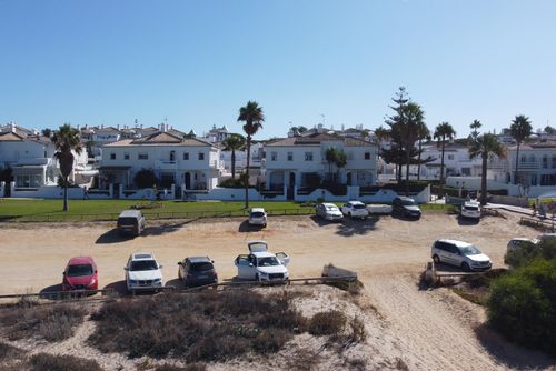 Barbara Charmante et confortable maison à Chiclana de la Frontera, Costa de la Luz, Espagne, avec une piscine commune pour 5 personnes. La maison est située dans un quartier résidentiel proche de la plage, à proximité de restaurants et bars, boutiques et supermarchés, et se trouve à 50 m de la plage de La Barrosa....