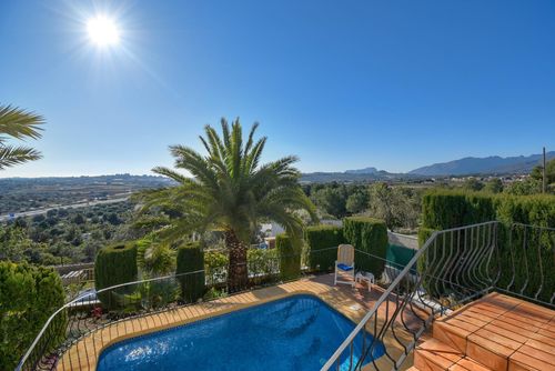 Senija Belle et classique villa à Senija, Costa Blanca, Espagne avec piscine privée pour 4 personnes. La maison est située dans une zone vallonnée, rurale et résidentielle....