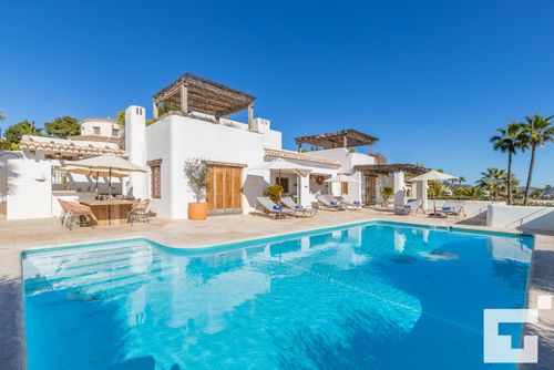 Herina 8 Comfortable villa in Moraira, Costa Blanca, Spain with private pool for 8 persons. The house is situated in a residential area and is 2 km from Cala Baladrar beach....