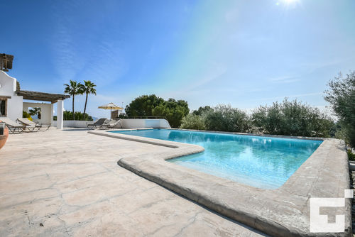 Herina 8 Villa confortable à Moraira, Costa Blanca, Espagne, avec piscine privée pour 8 personnes. La maison est située dans un quartier résidentiel et se trouve à 2 km de la plage de Cala Baladrar....