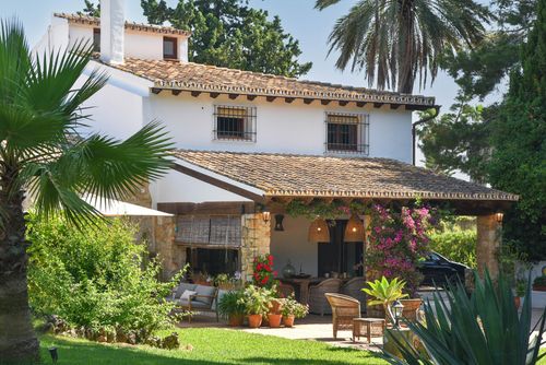 Xarabella Prachtige en romantische villa met privézwembad in Denia, Costa Blanca, Spanje voor 8 personen. Het huis is gelegen in een residentiële strandwijk en op 4 km van het strand Las Marinas, Denia....