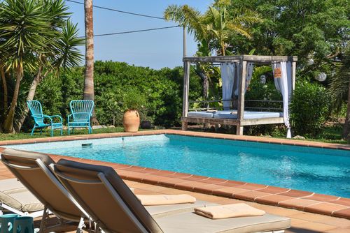 Xarabella Hermosa y romántica villa con piscina privada en Denia, Costa Blanca, España para 8 personas. La casa está situada en una zona residencial de playa y a 4 km de Las Marinas, playa de Denia....