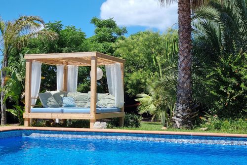 Xarabella Prachtige en romantische villa met privézwembad in Denia, Costa Blanca, Spanje voor 8 personen. Het huis is gelegen in een residentiële strandwijk en op 4 km van het strand Las Marinas, Denia....