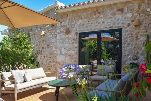 Xarabella Prachtige en romantische villa met privézwembad in Denia, Costa Blanca, Spanje voor 8 personen. Het huis bevindt zich in een residentiële strandomgeving en op 4 km van Las Marinas, het strand van Denia....