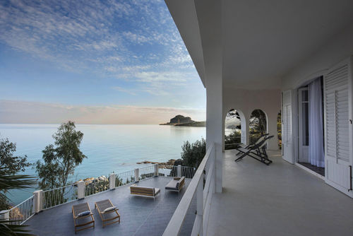 Villa Elaia 10p Villa à Cefalù, Sicile, Italie pour 10 personnes. La maison est située dans un quartier résidentiel de plage, à 500 m de la plage et à 0,025 km d'un accès direct à la mer....