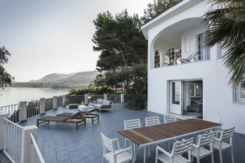 Villa Elaia 10p Villa à Cefalù, Sicile, Italie pour 10 personnes. La maison est située dans un quartier résidentiel de plage, à 500 m de la plage et à 0,025 km d'un accès direct à la mer....