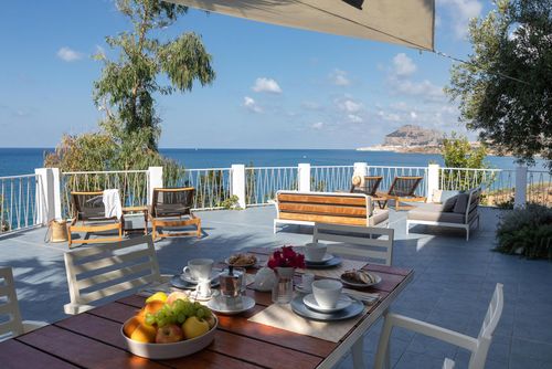Villa Elaia 10p Villa à Cefalù, Sicile, Italie pour 10 personnes. La maison est située dans un quartier résidentiel de plage, à 500 m de la plage et à 0,025 km d'un accès direct à la mer....