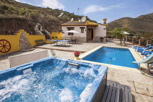 Nerja 040 Mooie en comfortabele villa  met privé zwembad in Nerja, Costa del Sol, Spanje voor 6 personen...