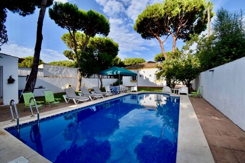 Villa Recreo de Pilant 5: Chiclana de la Frontera, Costa de la Luz, Espagne. Jardin et piscine et Chaises longues