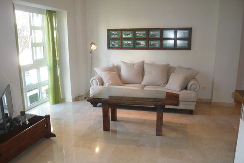 Plaza de la Constitucion Apartment Flott og komfortabel leilighet i Fuengirola, Andalusia, Spania for 2 personer. Leiligheten ligger nært restauranter og barer, butikker og supermarkeder, og er 200 m fra stranden....