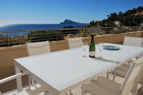 Mirador 2 Smuk og luksuriøs lejlighed i Altea, Costa Blanca, Spanien med fælles pool til 4 personer. Lejligheden er beliggende i et bolig- og bjergrigt strandområde, tæt på restauranter og barer, og 500 m fra stranden....