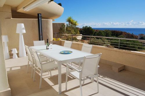 Mirador 2 Belíssimo e luxuoso apartamento em Altea, Costa Blanca, Espanha, com piscina comum para 4 pessoas. O apartamento está situado em uma área residencial e montanhosa, próxima a restaurantes e bares, e a 500 m da praia....