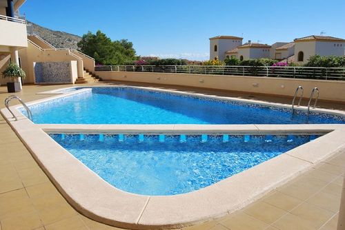 Mirador 2 Belíssimo e luxuoso apartamento em Altea, Costa Blanca, Espanha, com piscina comum para 4 pessoas. O apartamento está situado em uma área residencial e montanhosa, próxima a restaurantes e bares, e a 500 m da praia....