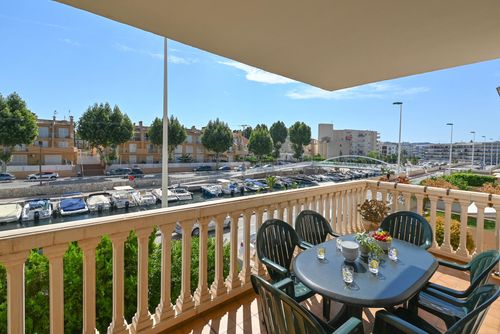 Eclari Hermoso y alegre apartamento con piscina comunitaria en Jávea, Costa Blanca, España para 6 personas. El apartamento está situado en una zona residencial de playa, cerca de restaurantes y bares, tiendas, supermercados y una pista de tenis, a 500 metros de la playa El Arenal, Jávea y a 0....