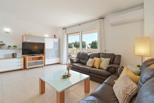 Eclari Bel appartement lumineux avec piscine commune à Jávea, Costa Blanca, Espagne pour 6 personnes. L'appartement est situé dans une zone résidentielle proche de la plage, à proximité de restaurants et bars, boutiques, supermarchés et d'un court de tennis, à 500 m de la plage El Arenal, Jávea et à 0,5 km de la Méditerranée....
