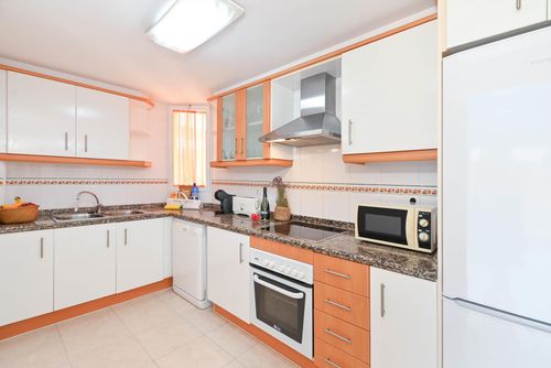 Eclari Hermoso y alegre apartamento con piscina comunitaria en Jávea, Costa Blanca, España para 6 personas. El apartamento está situado en una zona residencial de playa, cerca de restaurantes y bares, tiendas, supermercados y una pista de tenis, a 500 m de la playa El Arenal, Jávea y a 0,5 km del Mediterráneo....