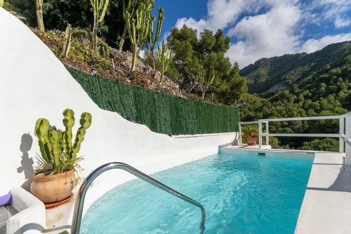 Acebuchal 002 Maravillosa y romántica casa de vacaciones con piscina privada en Frigiliana, Costa del Sol, España, para 4 personas. La casa está situada en una zona rural, residencial y montañosa....